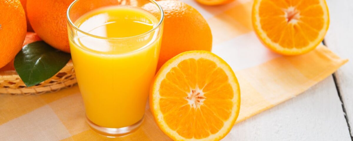 Zumo de naranja y naranjas