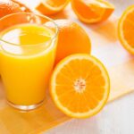 Zumo de naranja y naranjas